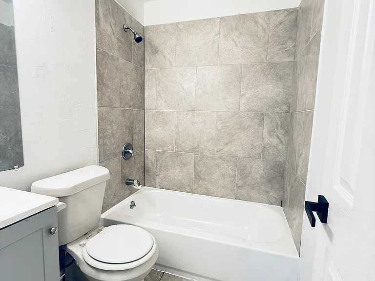 418 SW 32nd St — Photo 4
