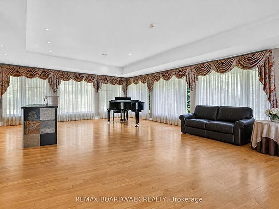 4th image of 2437 Devine Rd