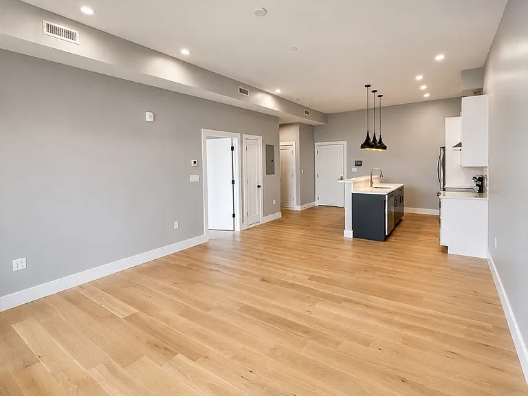60 Cross St E #308 — Photo 4