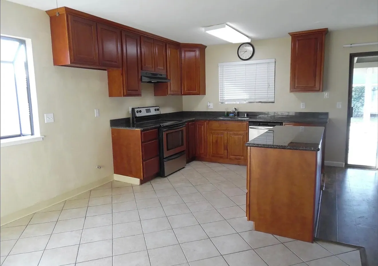 3 bed, 1454 sqft, $2,458 — Photo 4