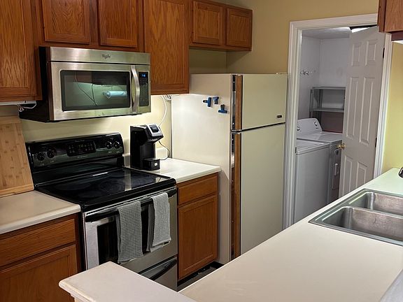 2nd image of 401 Poinsetta Ct APT 4