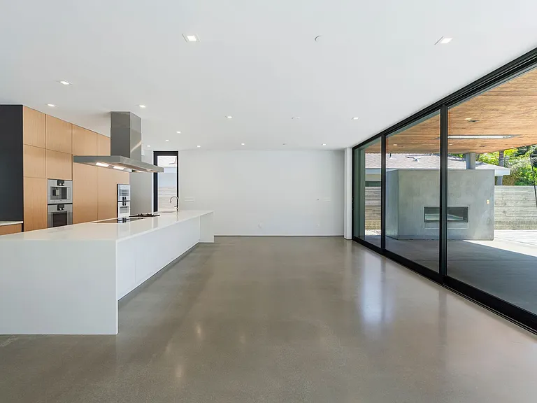 762 Rosecrans Ave — Photo 9