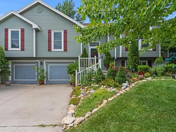 504 Blue Grass Dr, Raymore, MO 64083