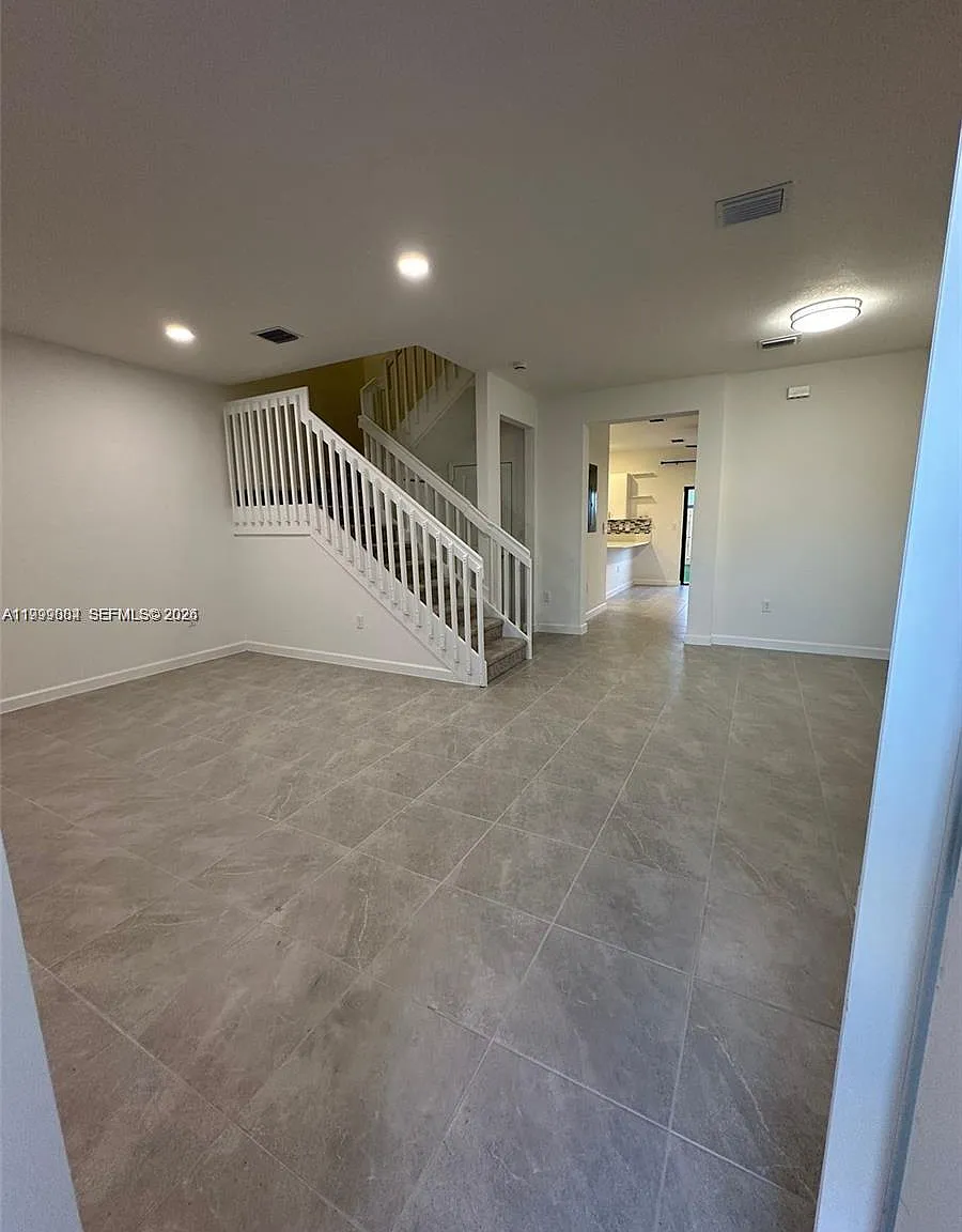 3 bed, 2.5 bath, 1612 sqft, $2,800 — Photo 2