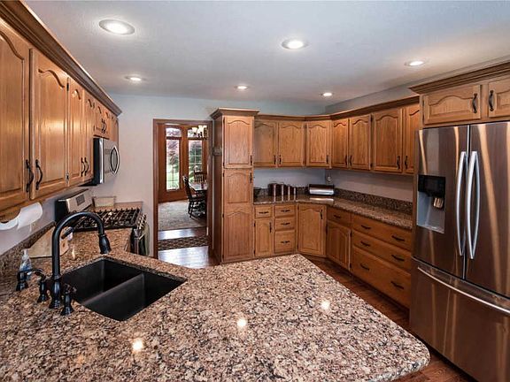 5th image of 720 Crestview Dr