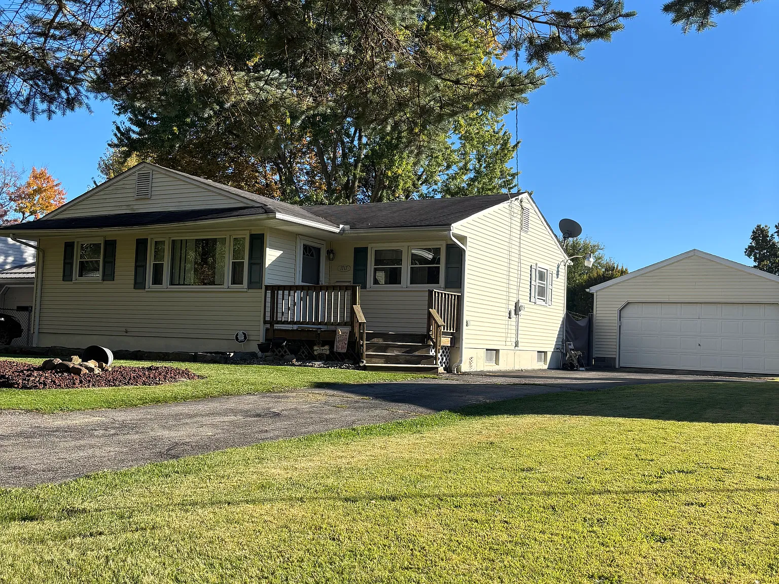 3 bed, 1000 sqft, $1,100 — Photo 2