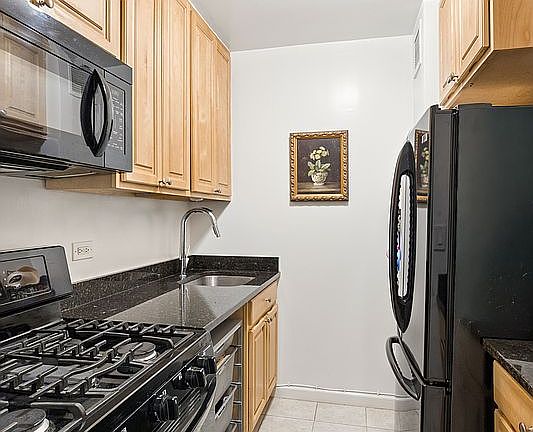 4th image of 61 W 62nd St APT 6C