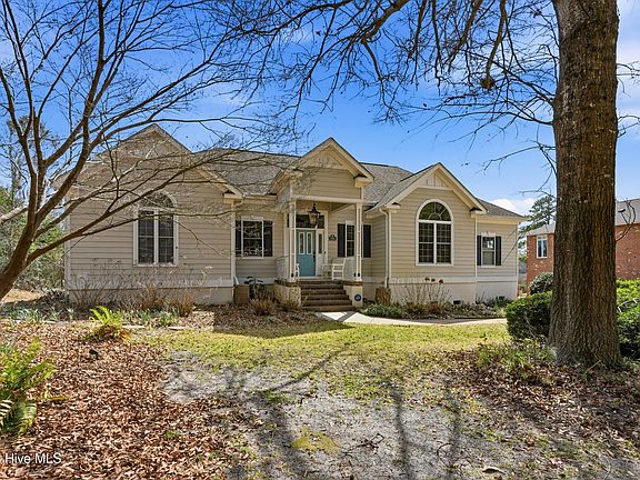 3rd image of 606 Ravenswood Road