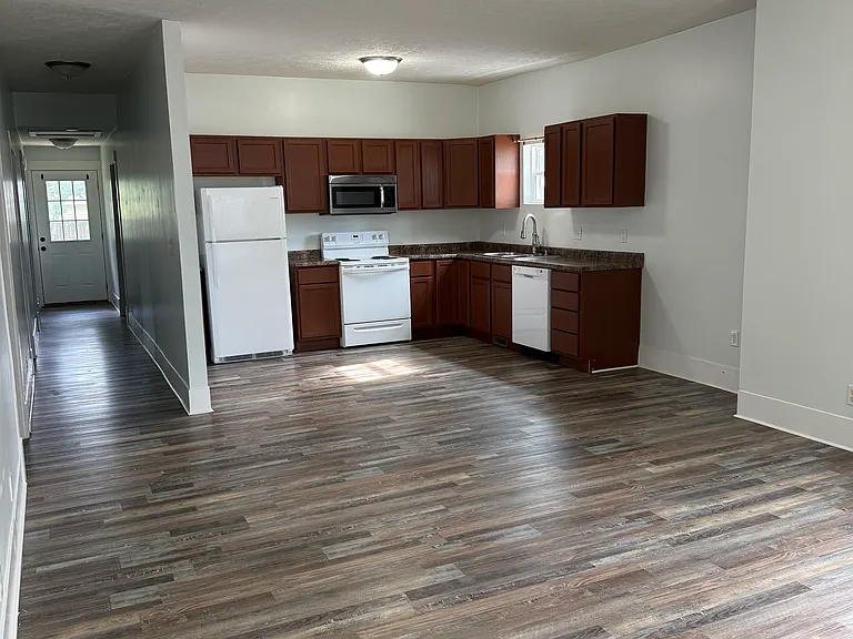 1711 W Chestnut St — Photo 2