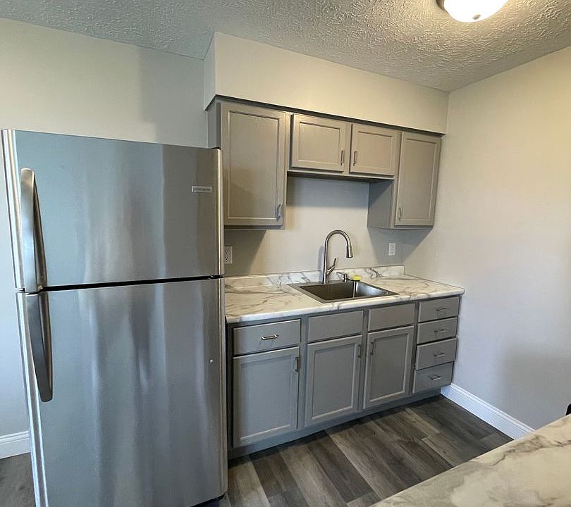 2nd image of 815 W Columbia St #17