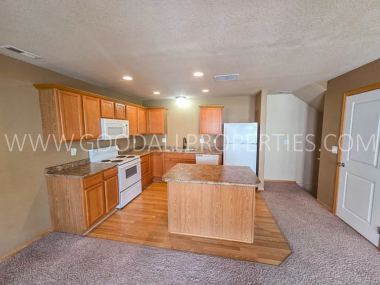 1116 Redstone Ln — Photo 2