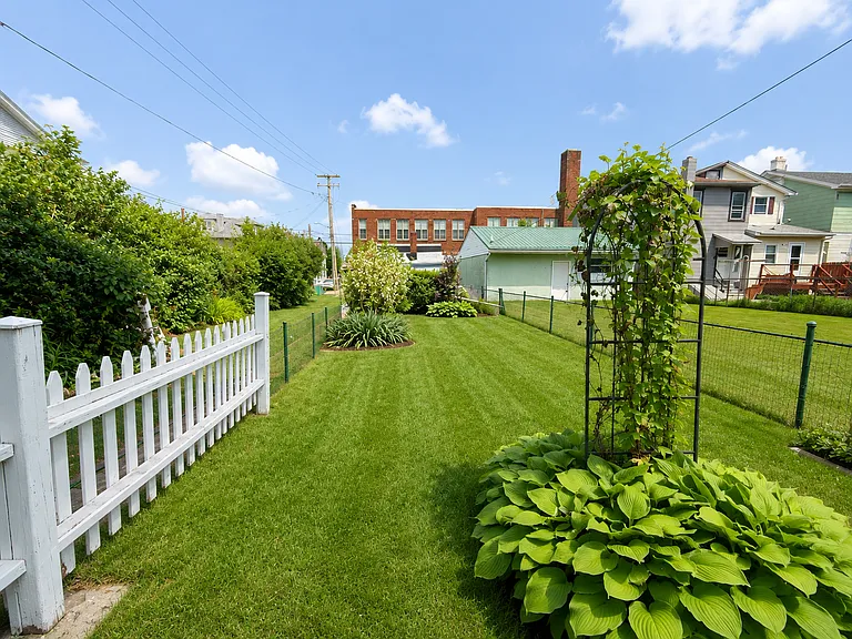 577 Lincoln St — Photo 3