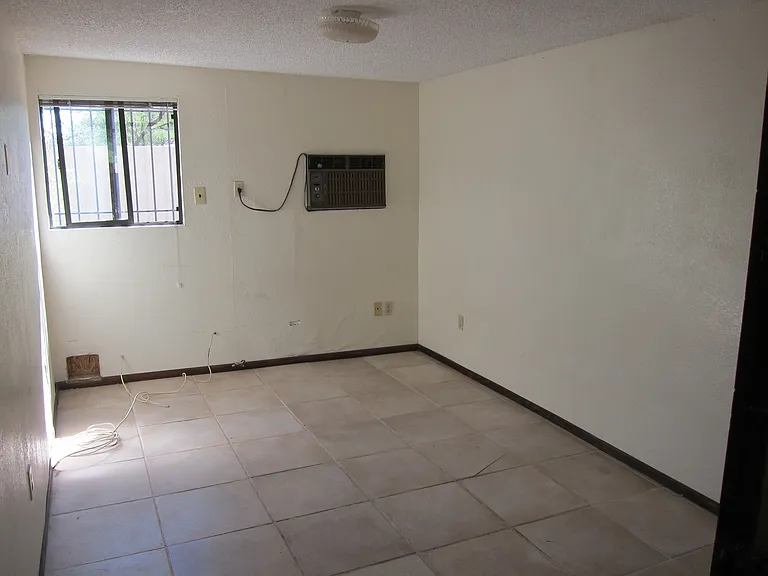 724 E 1st St #2 — Photo 8