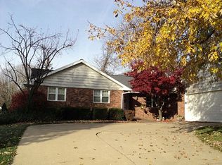 6421 N Camelot Rd, Peoria, IL 61615