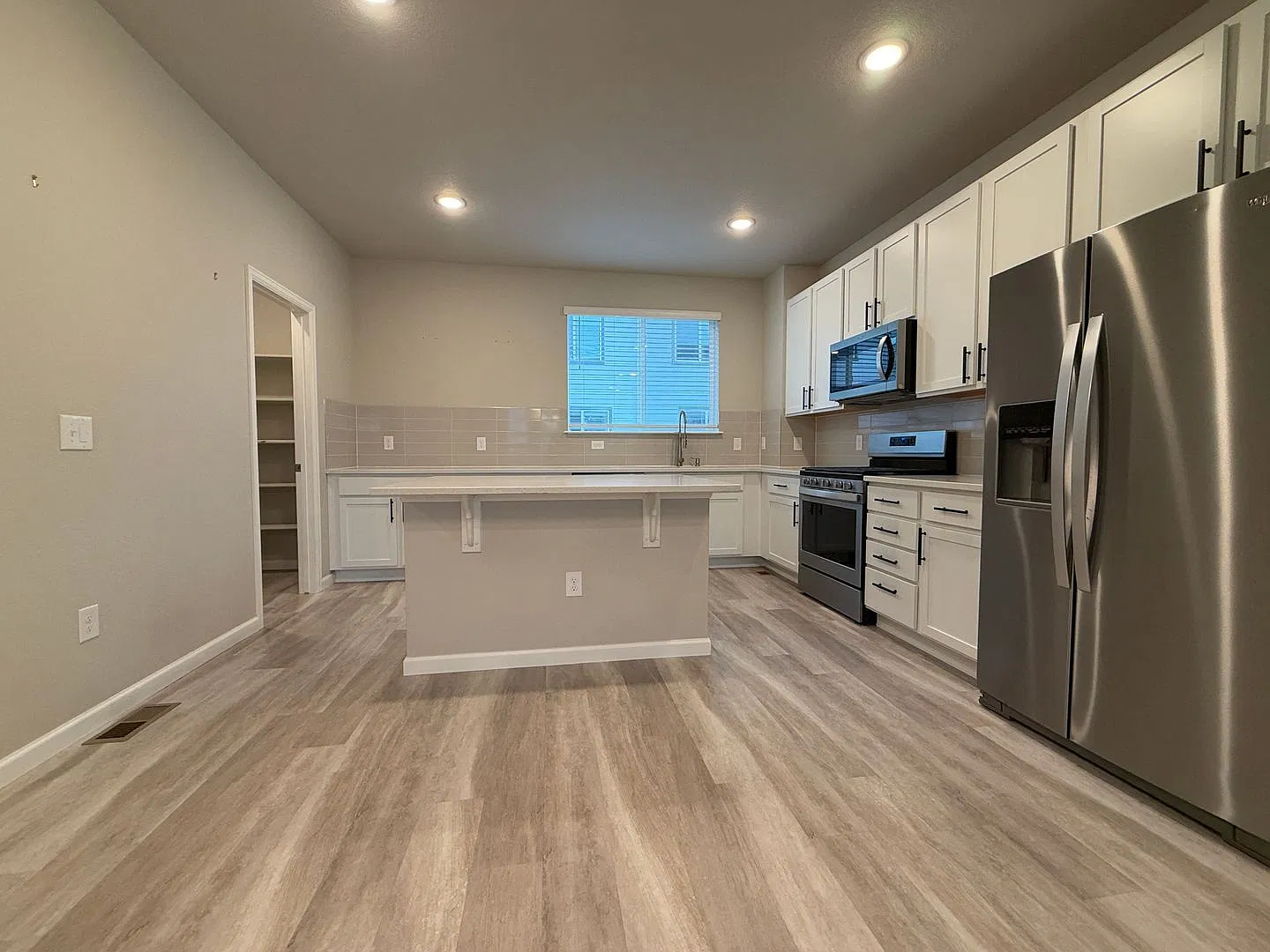 Well-appointed 2-bedroom, 2.5-bath townhouse in Lakewood for Rent — Photo 2