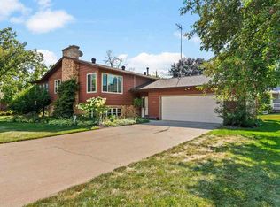 913 9th St, Kalona, IA 52247