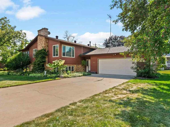 913 9th St, Kalona, IA 52247