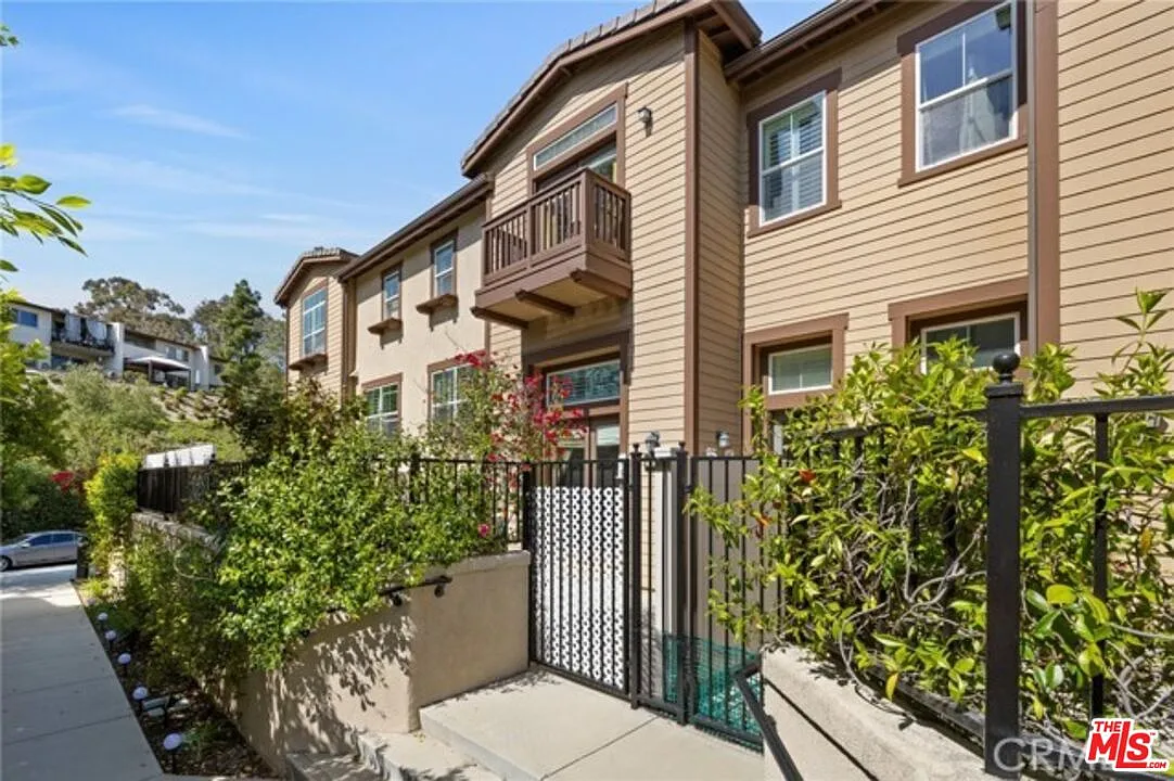 4 bed, 3.0 bath, 2426 sqft, $4,890 — Photo 2