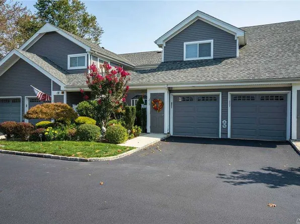 215 River Dr, Moriches, NY 11955