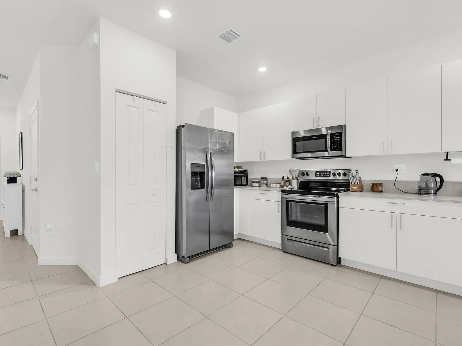 4 bed, 2.5 bath, 1820 sqft, $3,000 — Photo 3
