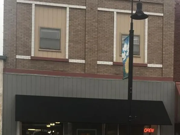 719 8th St, Baldwin City, KS 66006