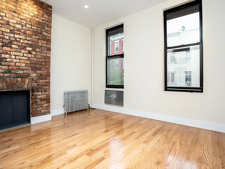 67 Diamond St #2R — Photo 9
