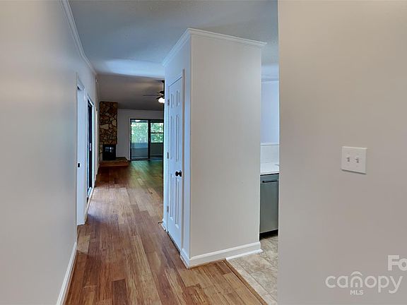 2nd image of 824 Bridgewood Dr