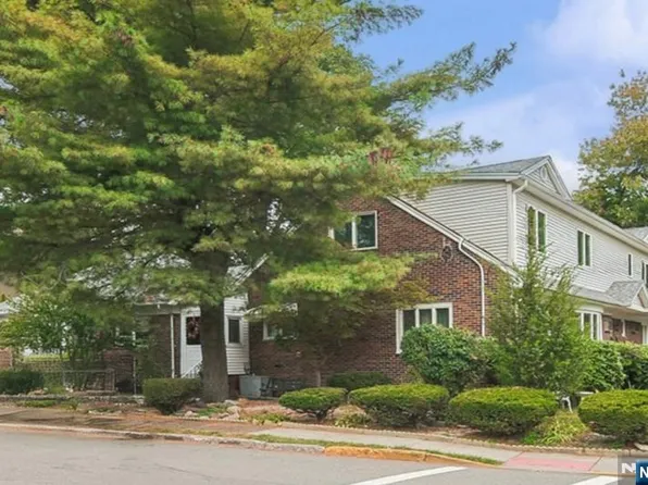1003 Cumbermeade Rd, Fort Lee, NJ 07024