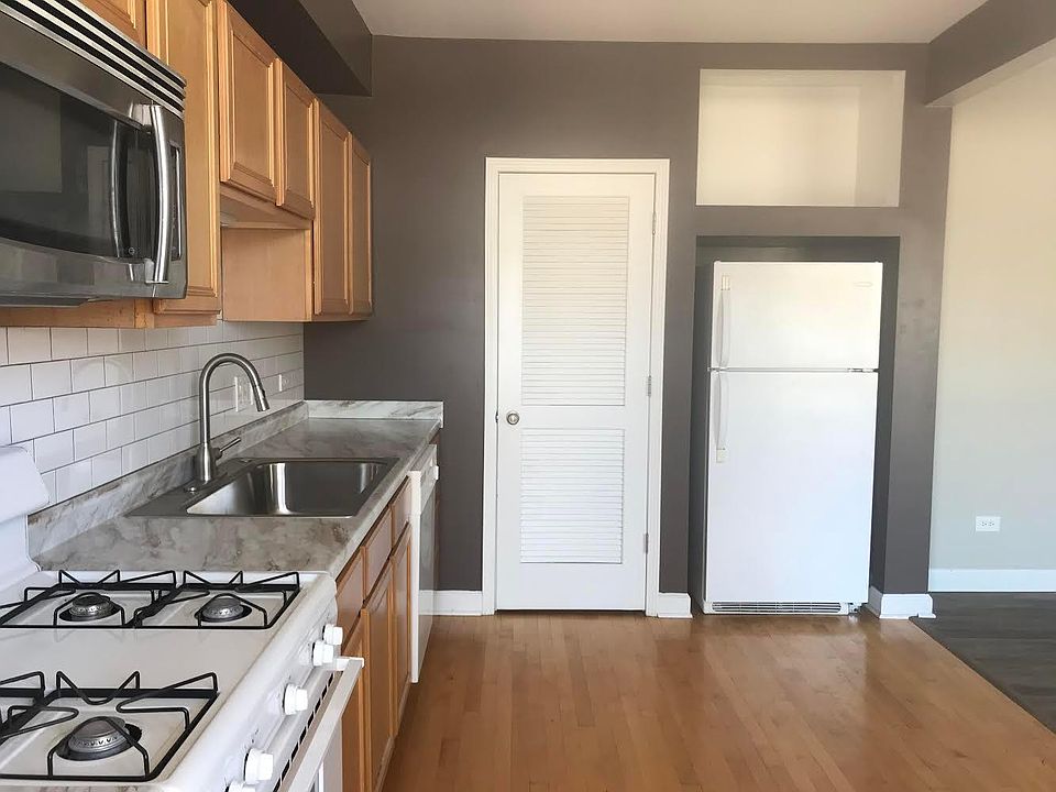 1st image of 5206 N Sawyer Ave #1