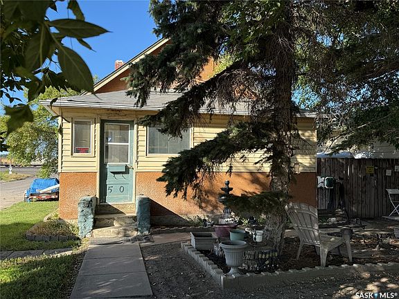 2nd image of 580 Maple Street W