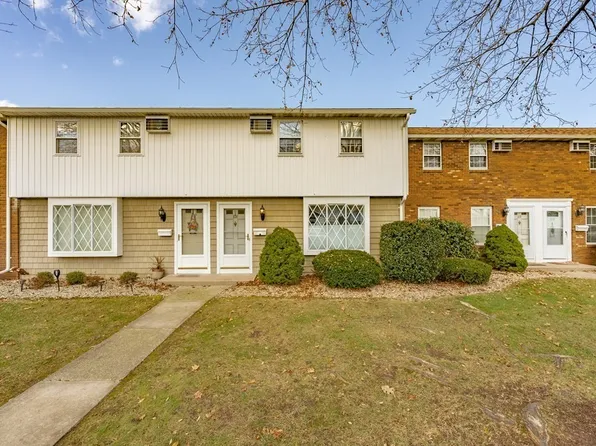 108 Blisswood Village Dr #108, Ludlow, MA 01056