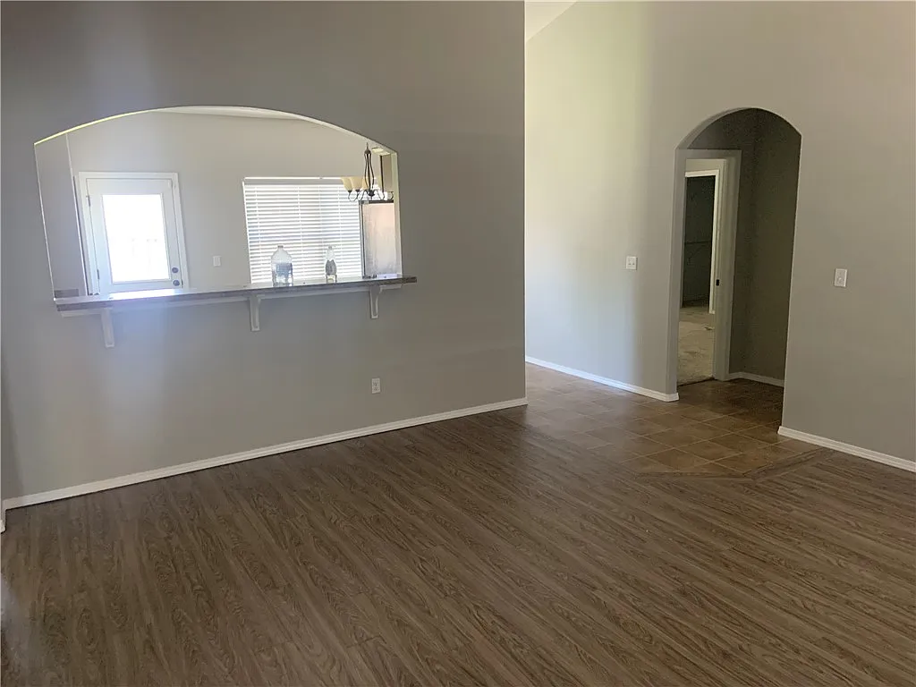 3 bed, 2.0 bath, 1242 sqft, $1,895 — Photo 3