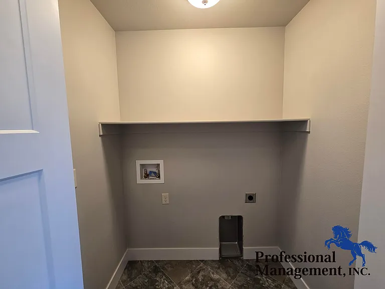 933 Kingston Ave — Photo 10