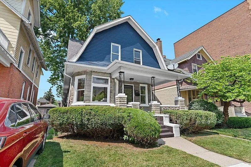 3 bed, 2.0 bath, 2681 sqft, $2,400 — Photo 2