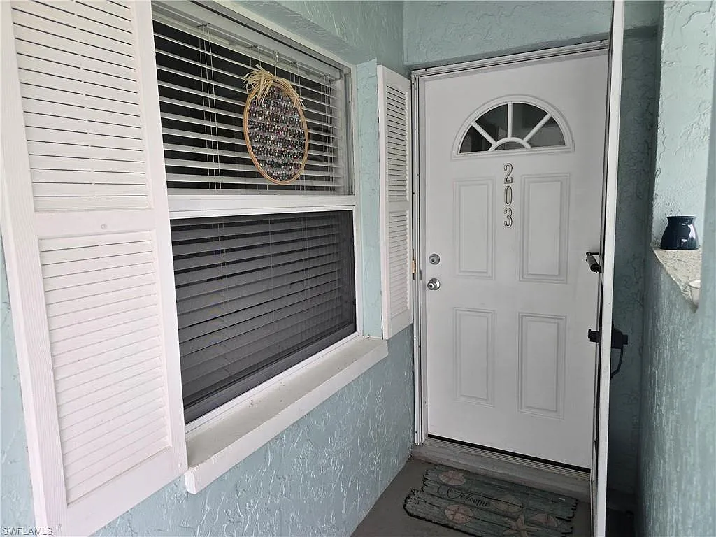 3 bed, 2.0 bath, 1281 sqft, $2,000 — Photo 2