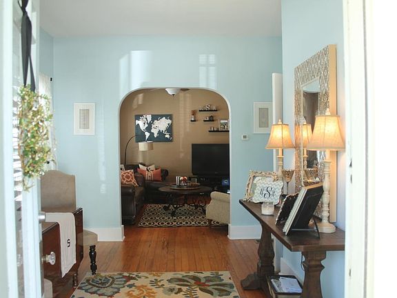 Spacious Entry/Dining Area