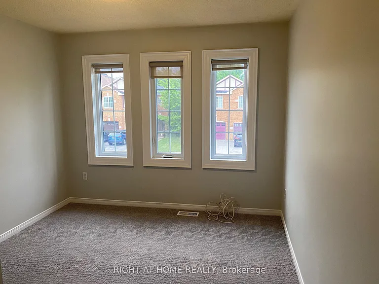 2351 Newcastle Cres — Photo 9