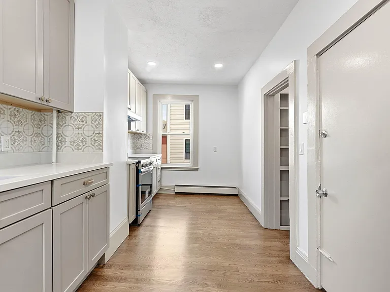 10 Carlton St #2 — Photo 4