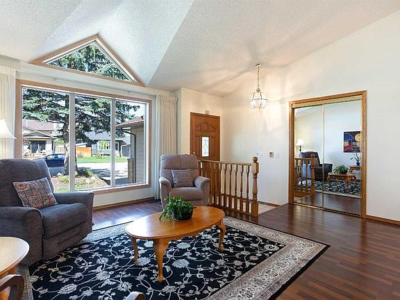 3rd image of 26 Sunhaven Line SE