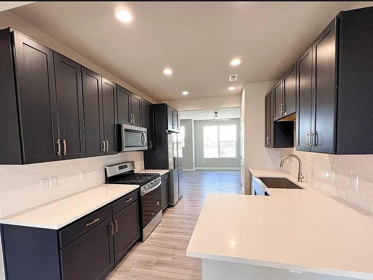 888 S Valentia St — Photo 3