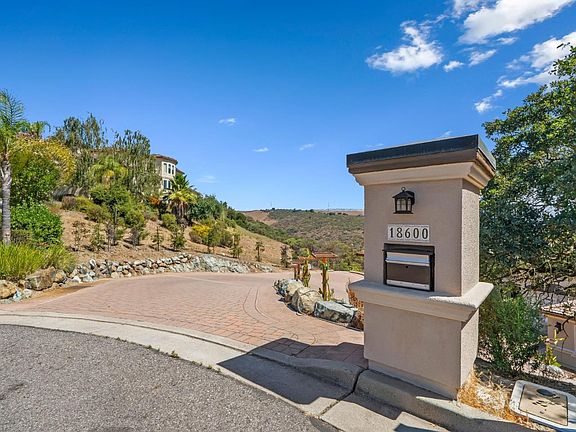4th image of 18600 Castle Ridge Dr