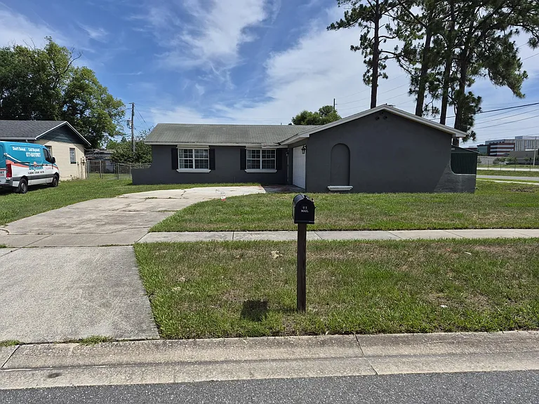 2903 Calumet Dr — Photo 1
