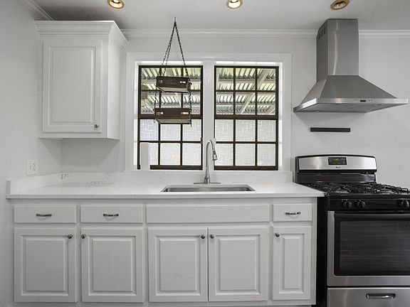 3rd image of 125 Pinehills Dr
