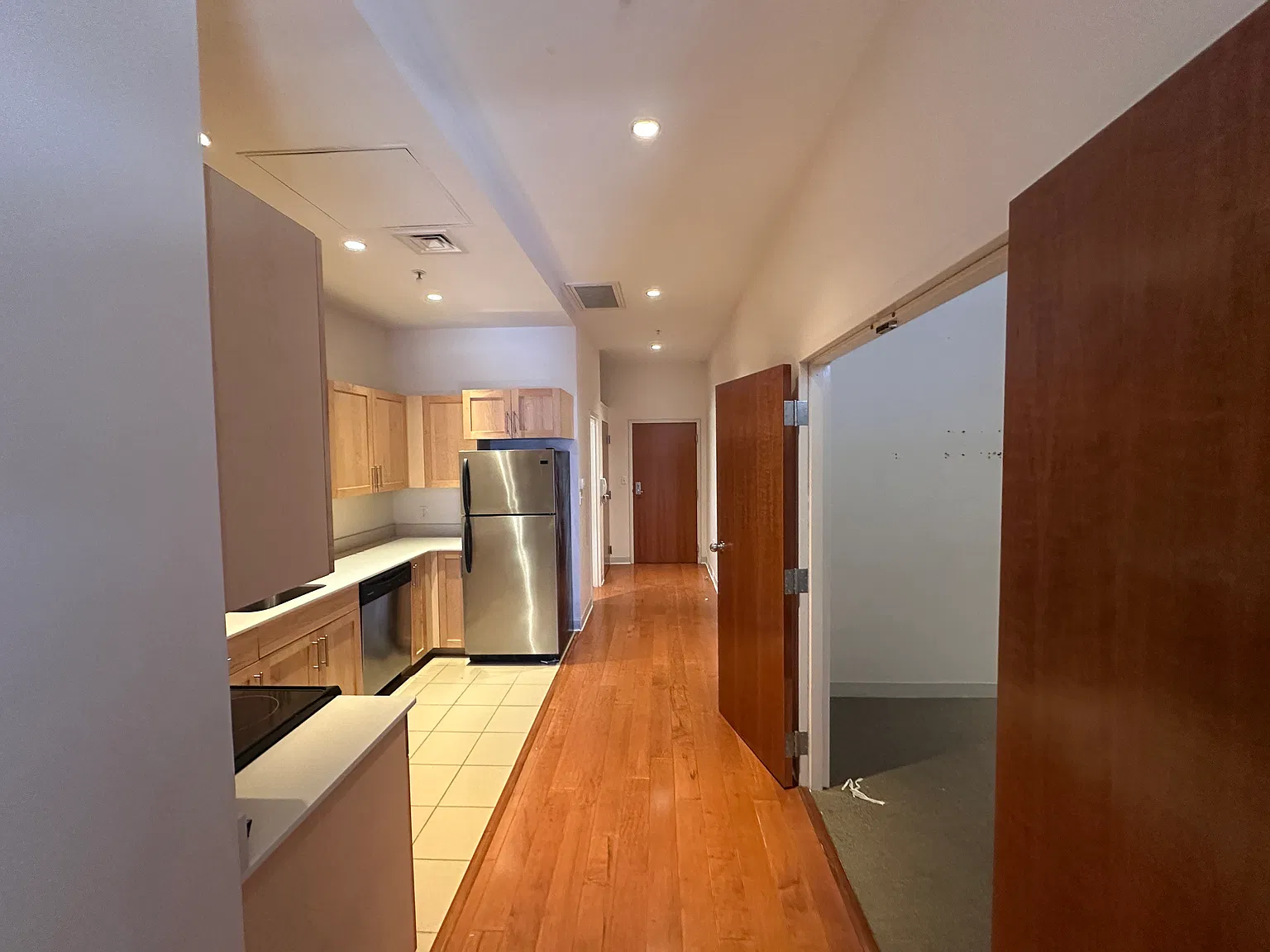 1 bed, 560 sqft, $3,200 — Photo 4