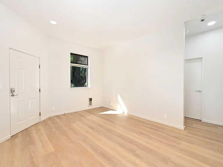 326 30th Ave — Photo 9