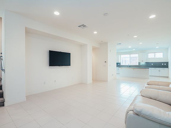 4th image of 662 N Gramercy Pl