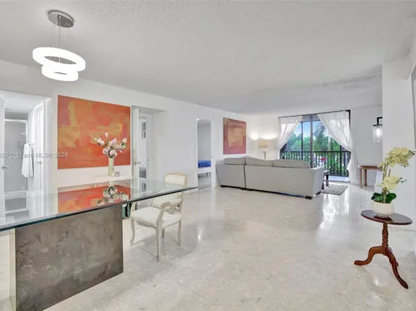 900 NE 195th St APT 217, Miami, FL 33179