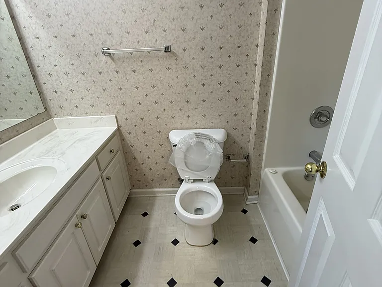 394 W Pointe Dr — Photo 16