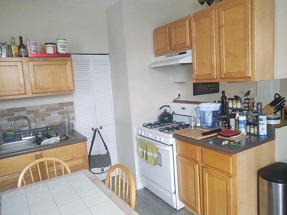 3rd image of 1624 N Honore St APT 2R