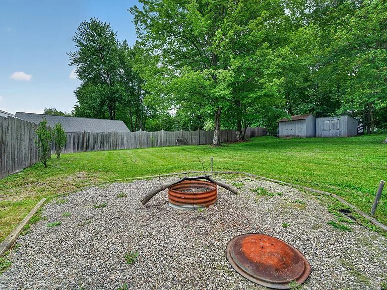 76 Maureen Dr — Photo 37